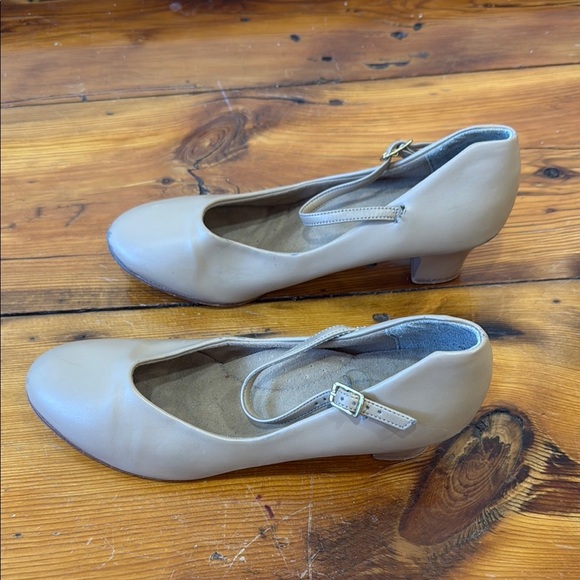 Vintage Capezio dance tan heels size 9.5 fits like 8.5 - Picture 3 of 8